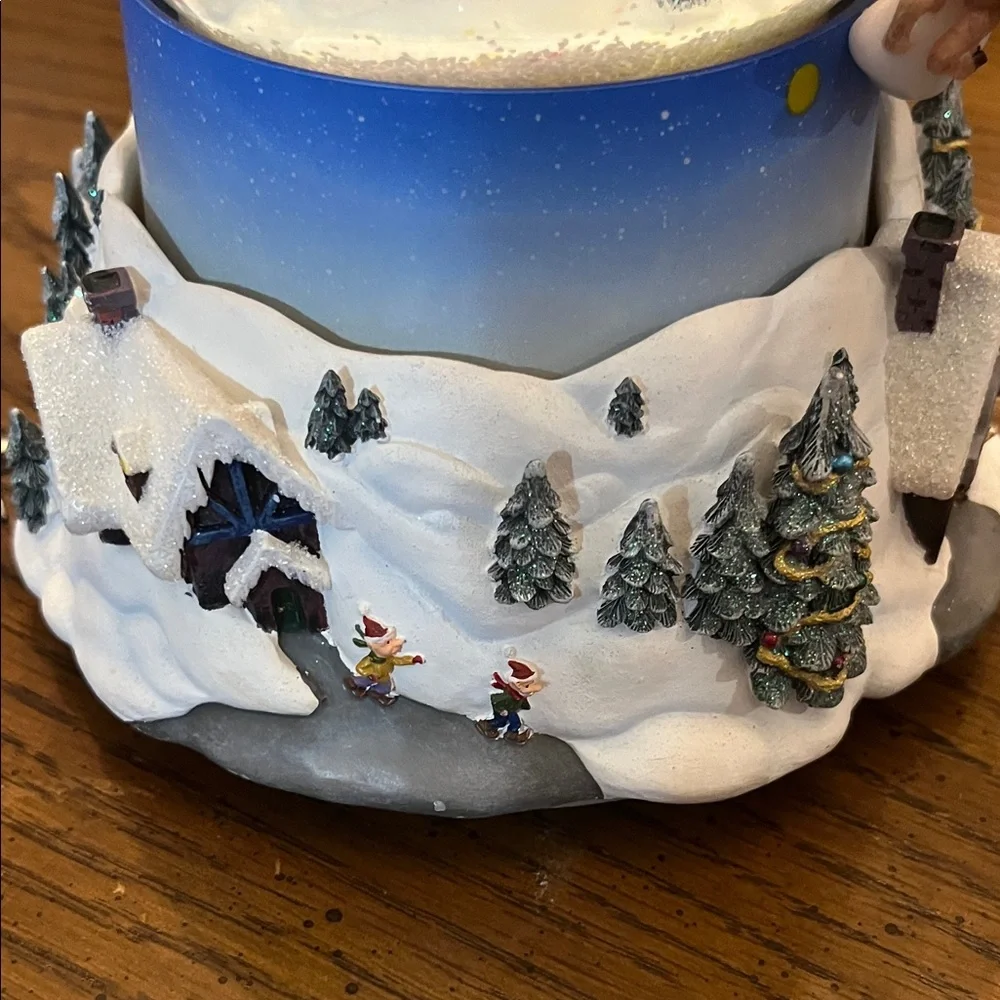 PartyLite Olde World‎ Village musical snow globe